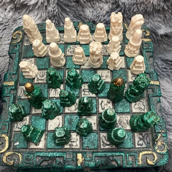 Vintage Mayan Aztec Chess Set Complete Green & White 8x8
inches - Picture 4 of 16